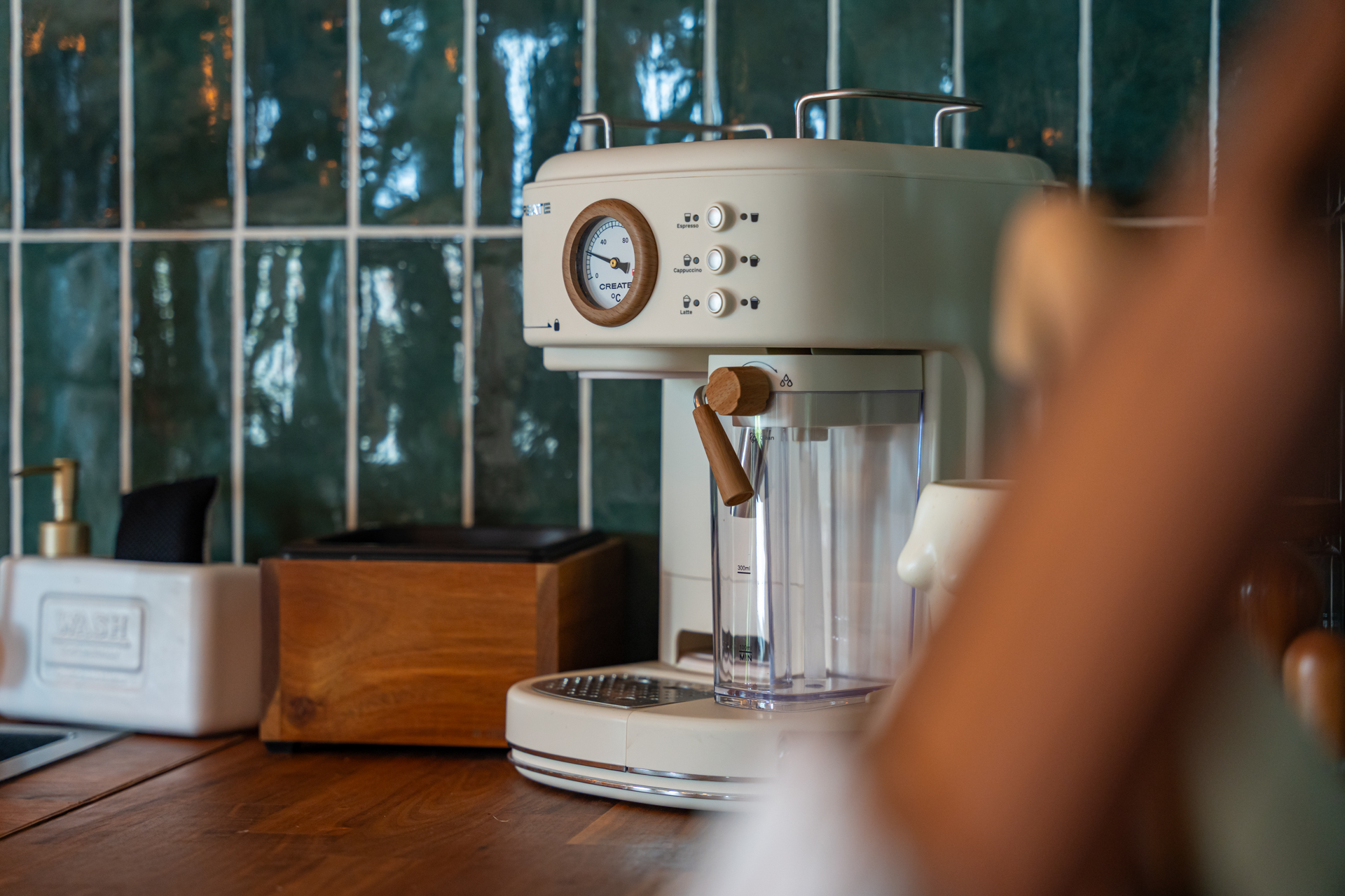 Machine à café exclusif accès privatif matin réveil bois tasse petit déjeuner domaine de la mer Woignarue
