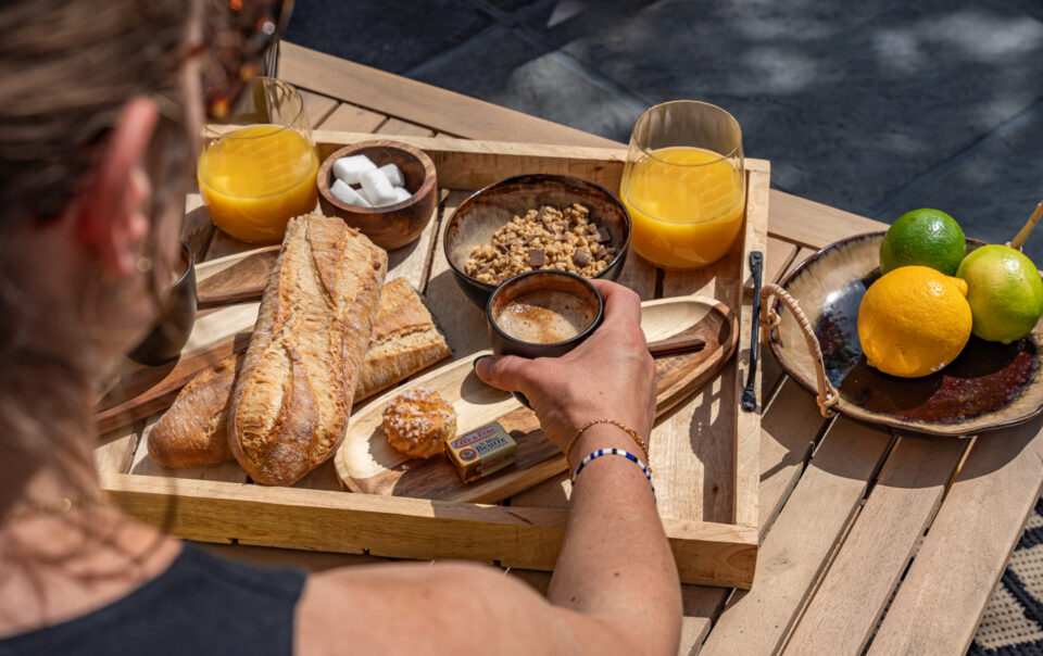 Petit-déjeuner en terrasse matin réveil offre carte gourmand extérieur choix jardin table salon de jardin