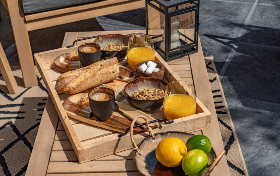 Petit-déjeuner en terrasse matin réveil offre carte gourmand extérieur choix jardin table salon de jardin