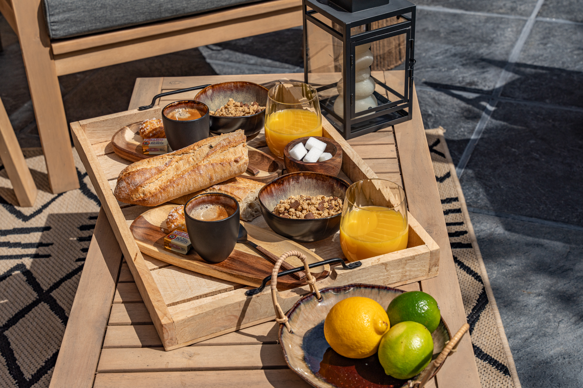 Petit-déjeuner en terrasse matin réveil offre carte gourmand extérieur choix jardin table salon de jardin