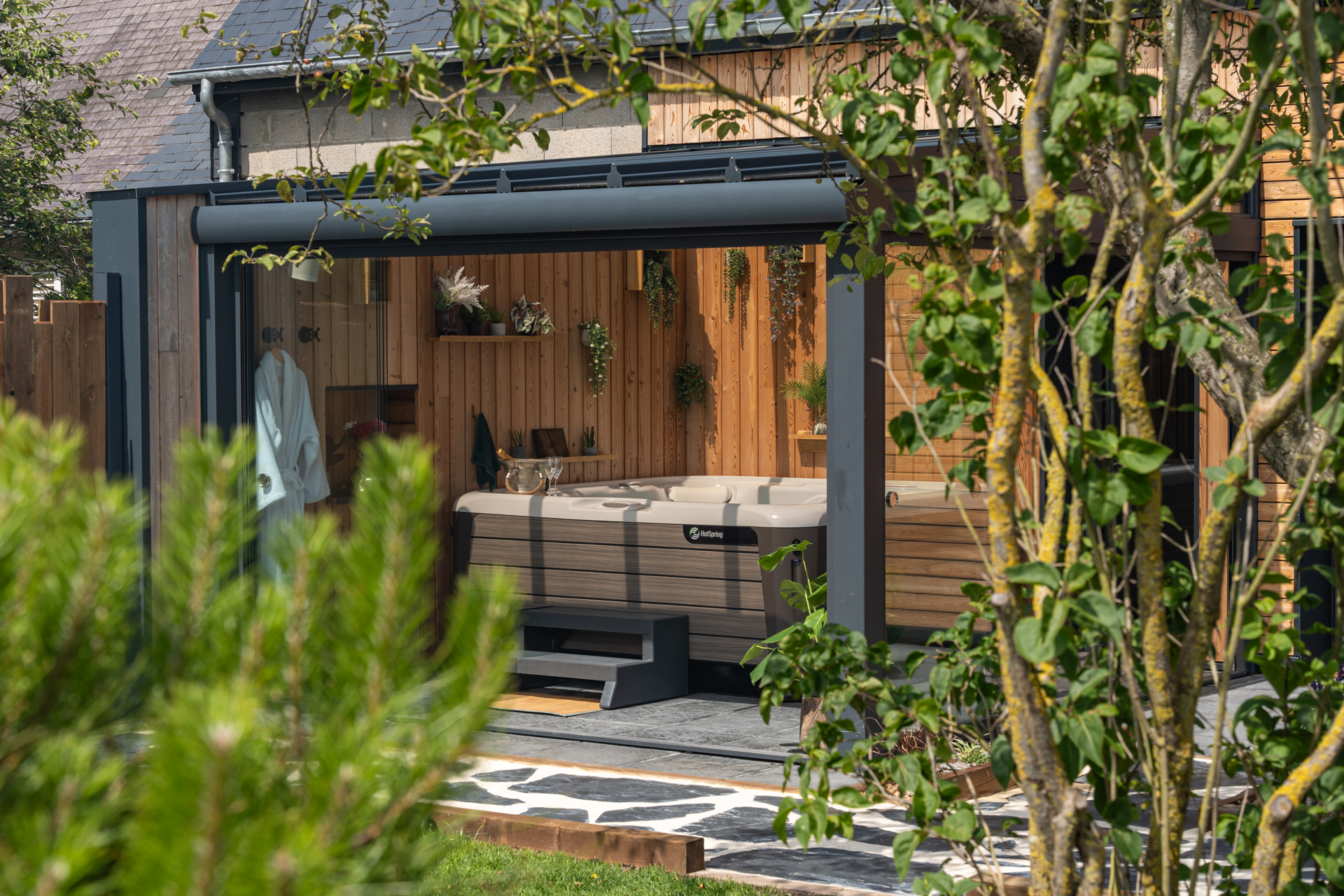 Véranda avec jacuzzi spa privatif calme relaxant week-end vacance couple famille terrasse domaine de la mer Woignarue jardin extérieur terrasse
