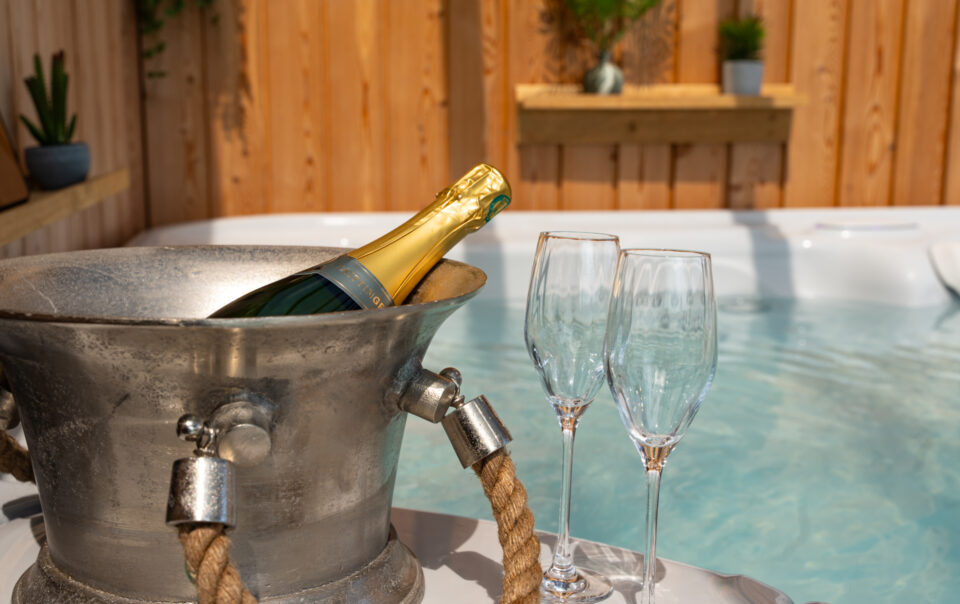 Jacuzzi Spa privatif calme reposant relaxant avantage accès domaine de la mer Woignarue location vacance coupe de champagne alcool deux soirée apéritif